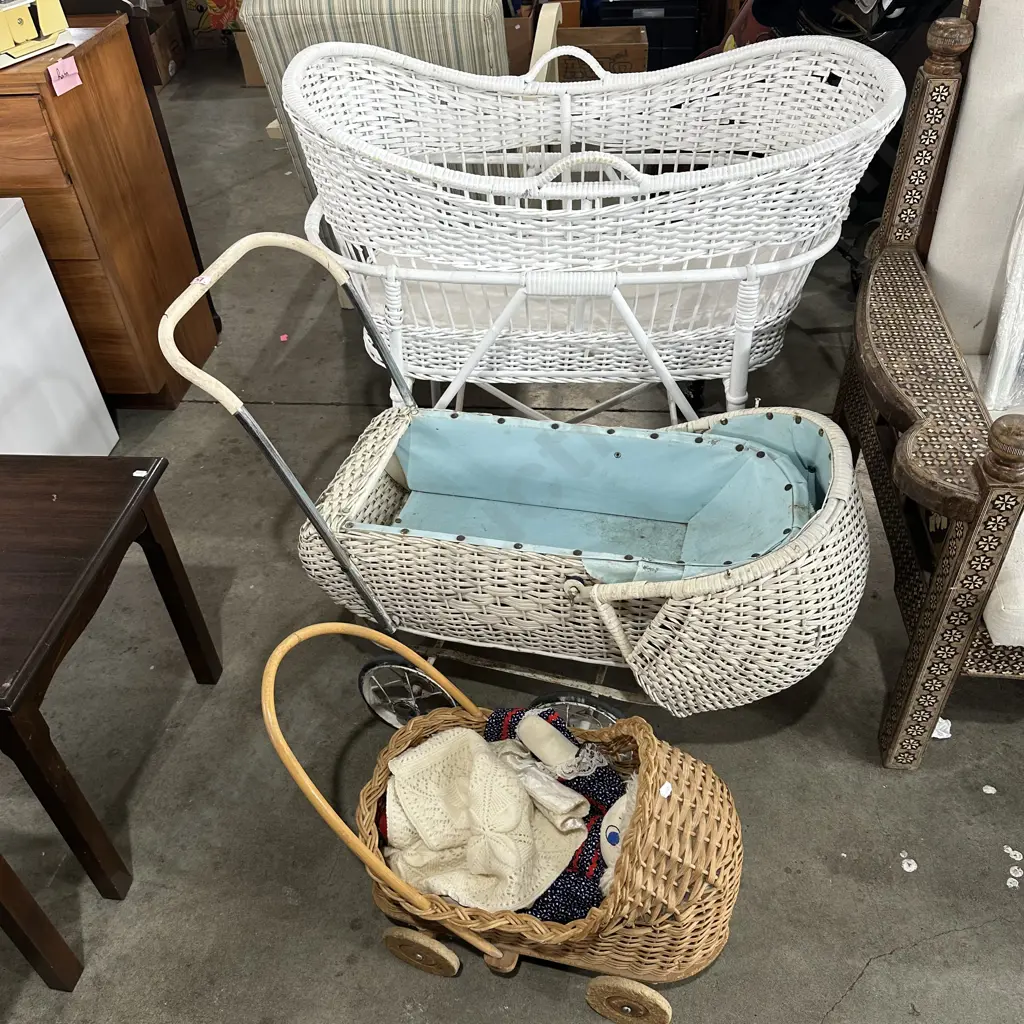 basinette, pram and dolls toy Image 1++