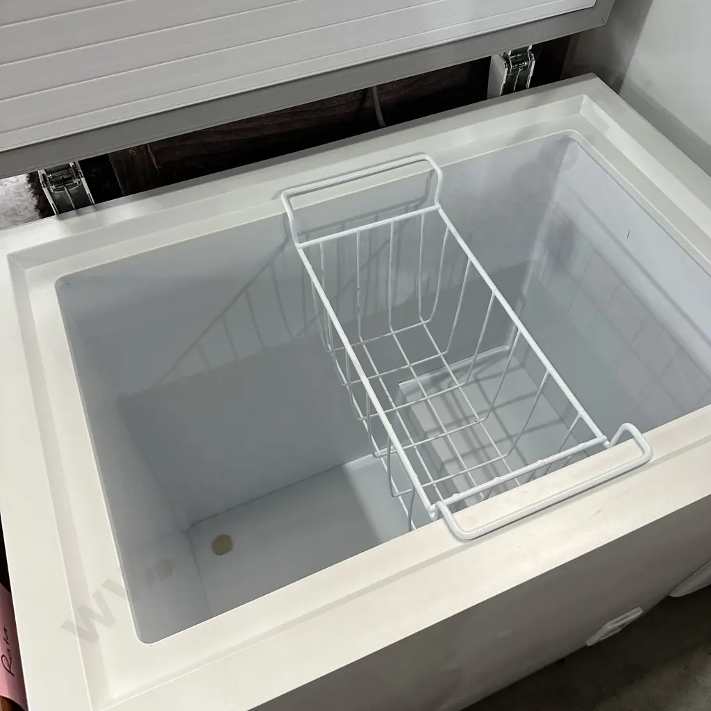 tidy Westinghouse chest freezer Image 1++