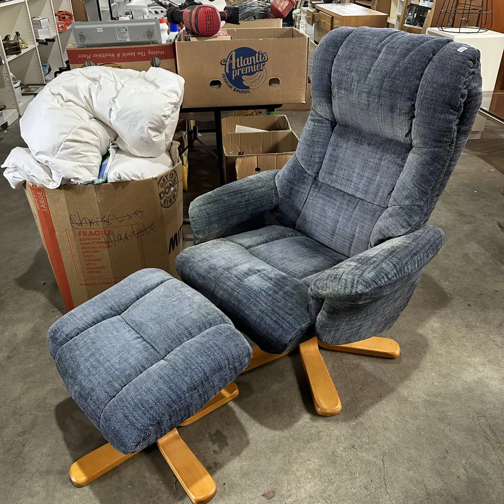 lounge chair and foot rest Image 1++