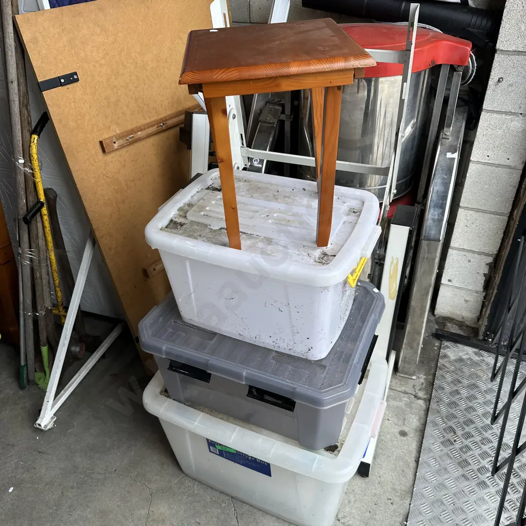 3 storage bins and a side table Image 1++