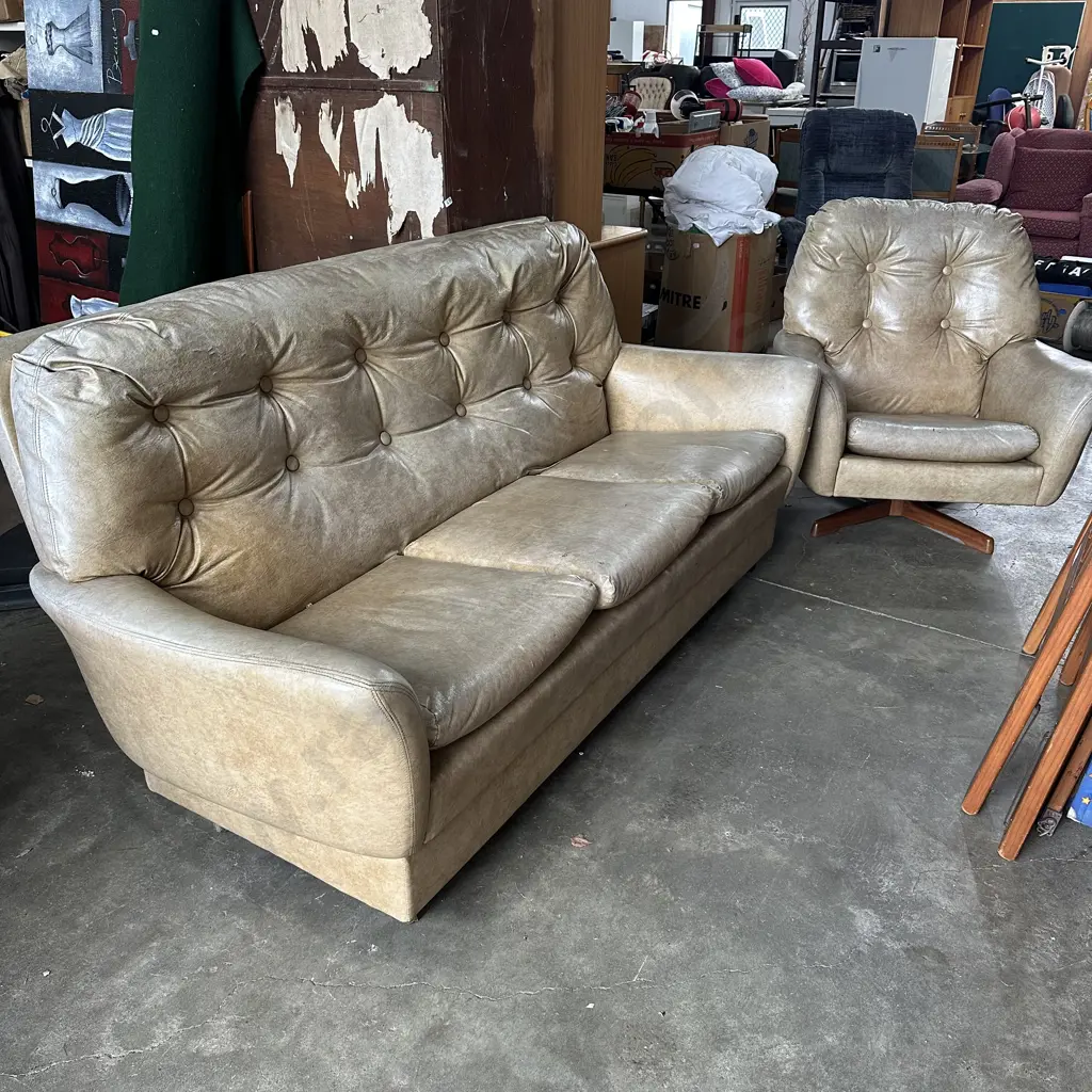 Retro lounge suite - needs a clean Image 1++