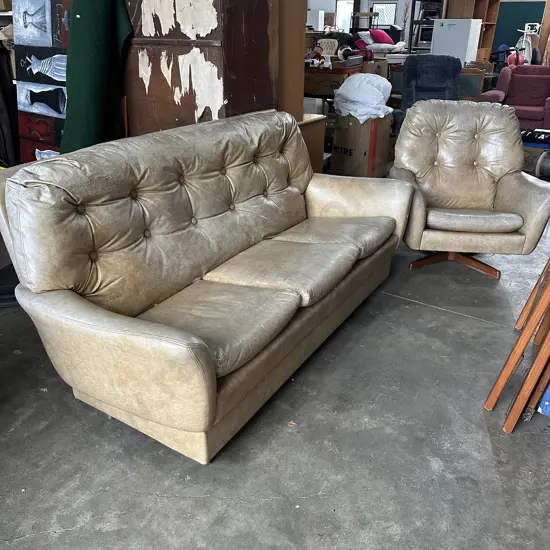 Retro lounge suite - needs a clean