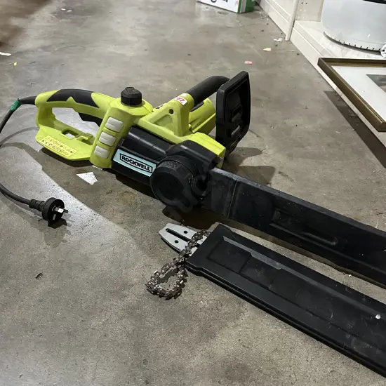 electric chainsaw