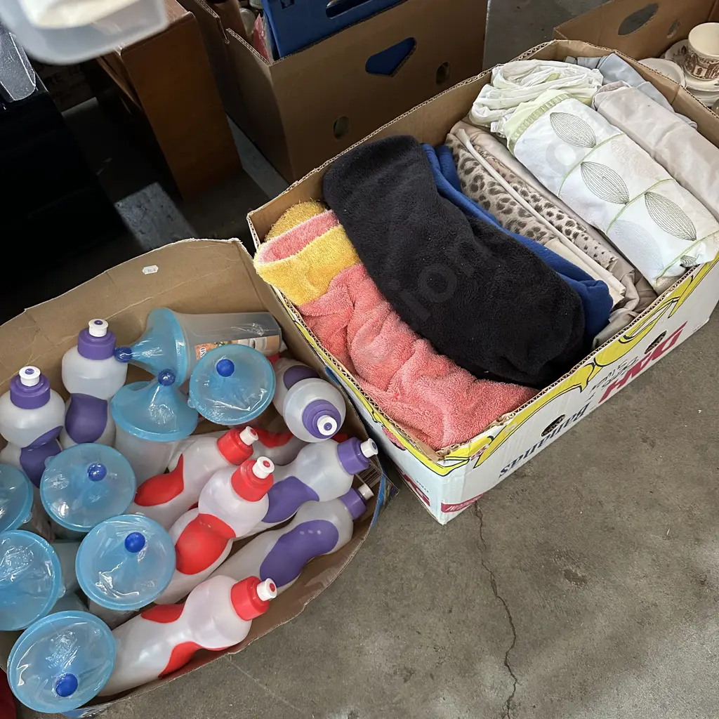 bedding & throws plus drink bottles - 2 boxes Image 1++