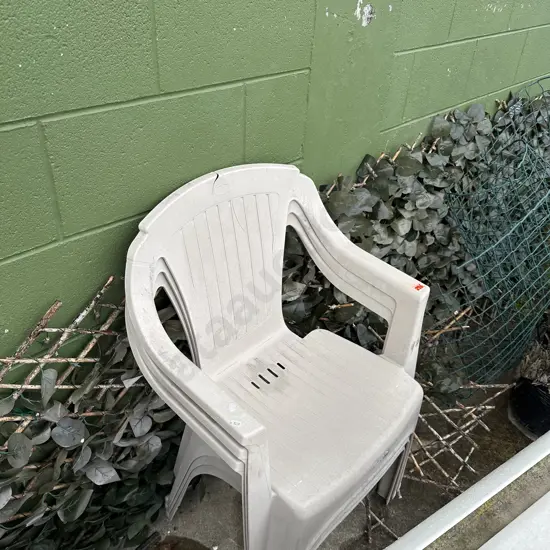 chairs and mai mai screens