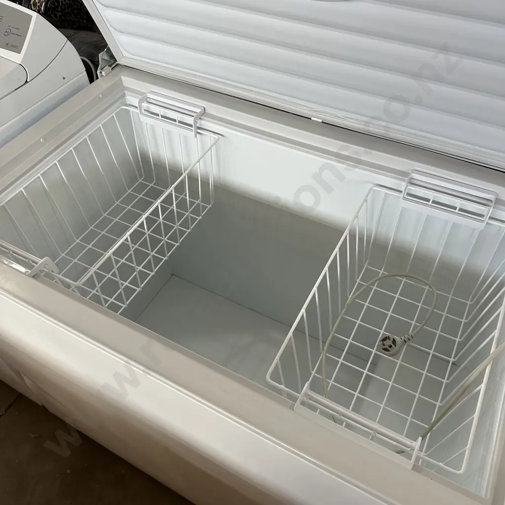 F&P chest freezer Image 1++