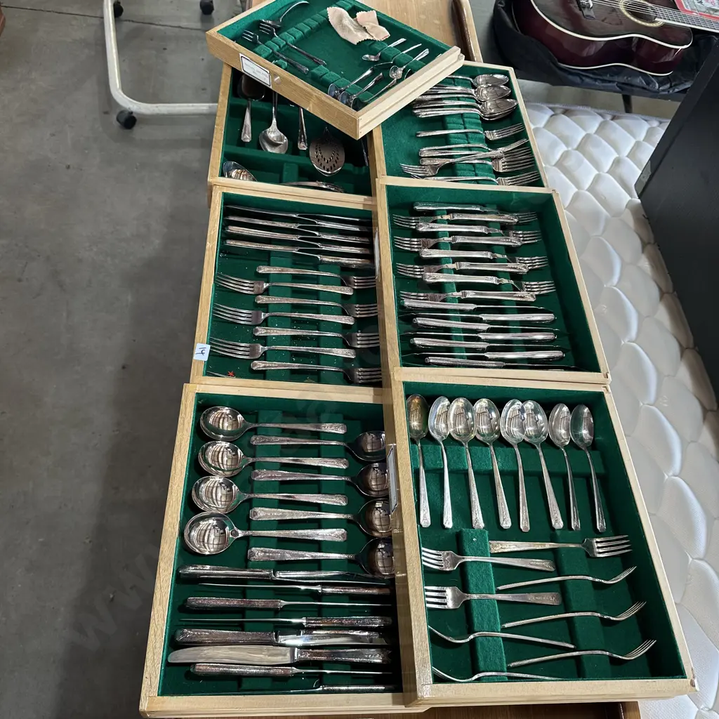 Cutlery service "Community" plus wooden drawers Image 1++