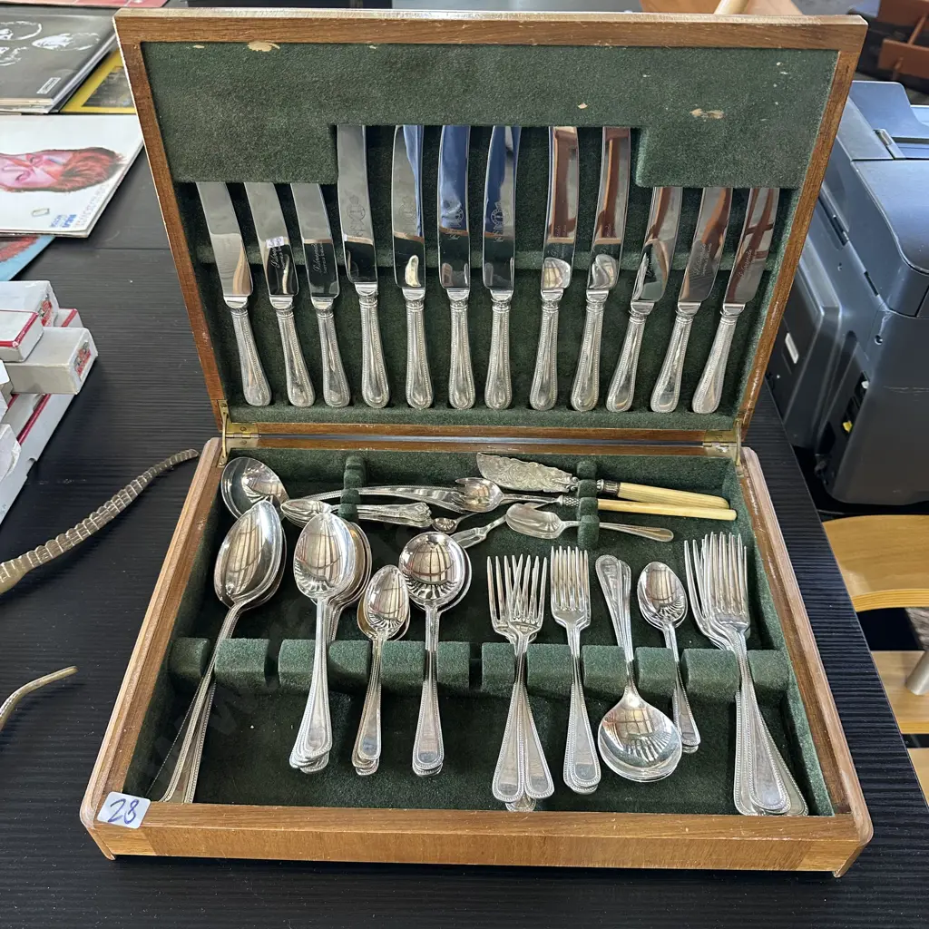 Art Deco canteen of Sheffield cutlery Image 1++