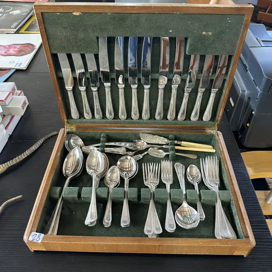 Art Deco canteen of Sheffield cutlery