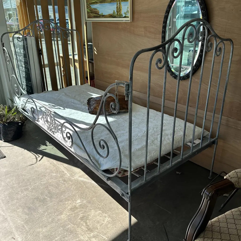 wrought Iron daybed with squab & vintage bedspread Image 1++