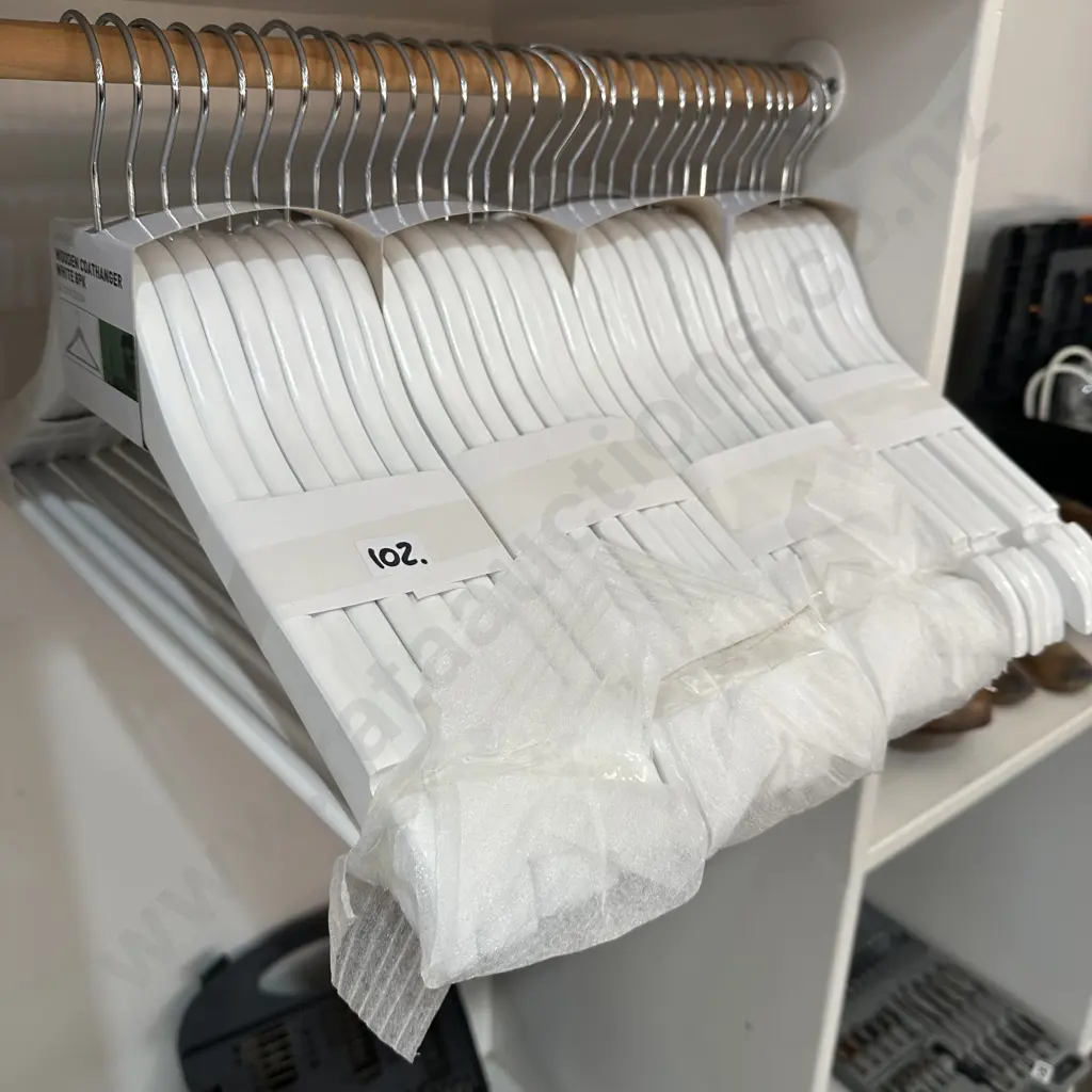 32 new hangers Image 1++