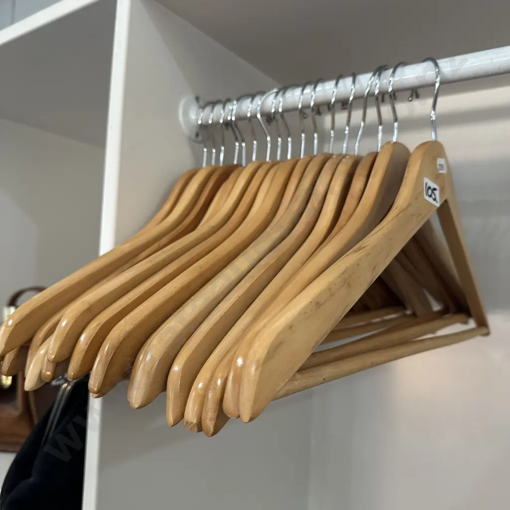17 wooden hangers Image 1++