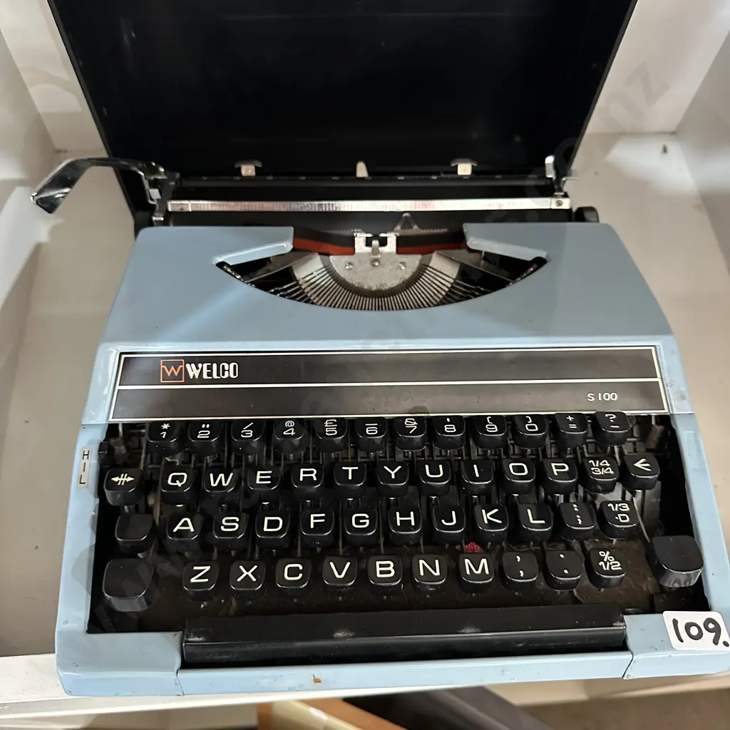 vintage typewriter Image 1++