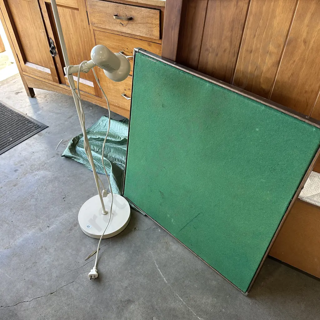 card table and lamp Image 1++