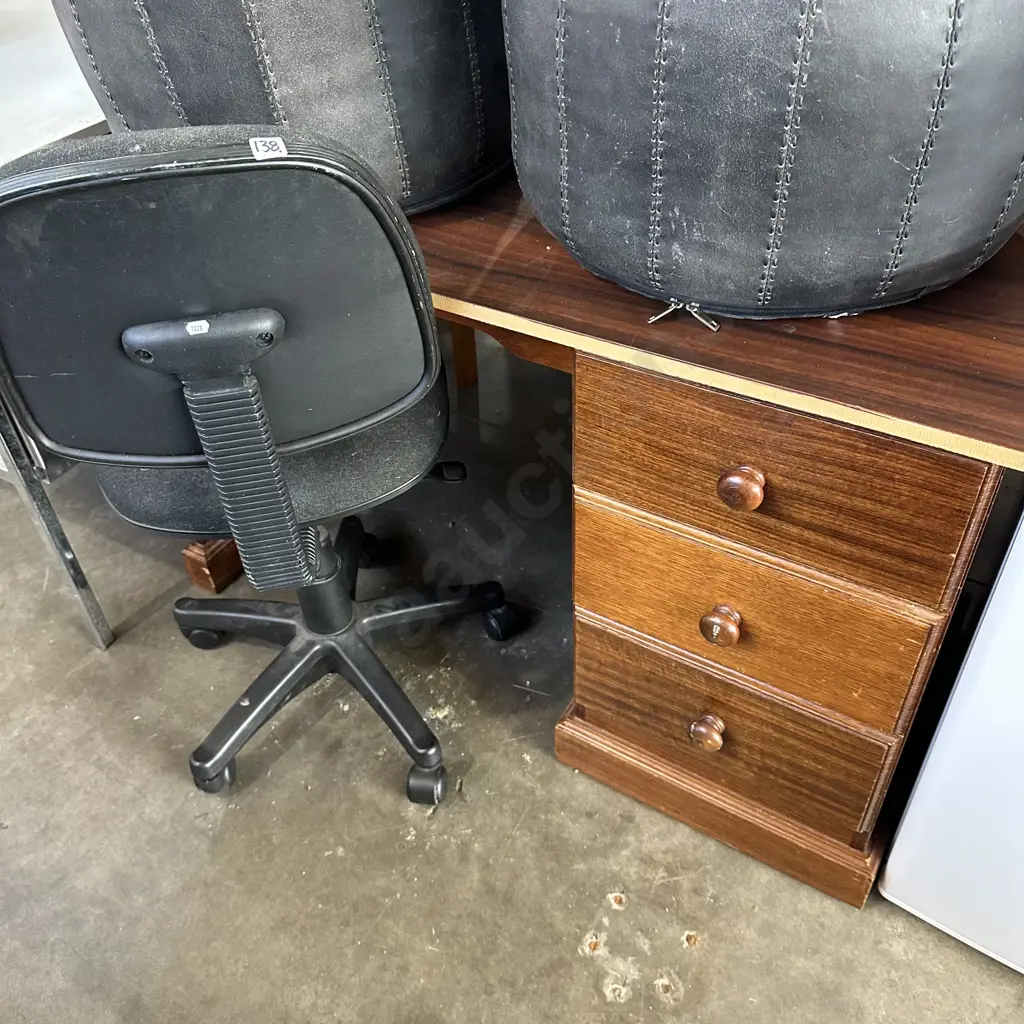 desk and chair Image 1++