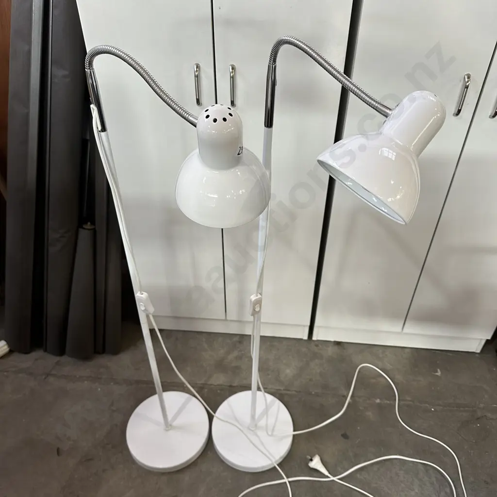 2 x lamp stands Image 1++