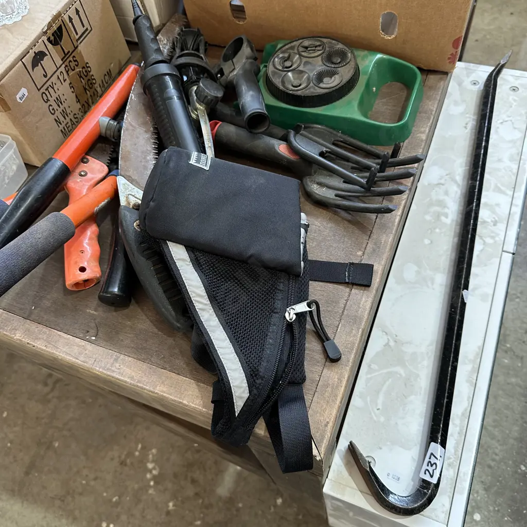 Wrecking bar and garden tools etc Image 1++