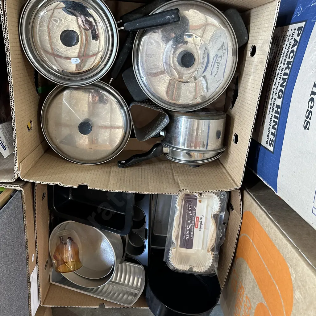 2 boxes pots and bakeware Image 1++