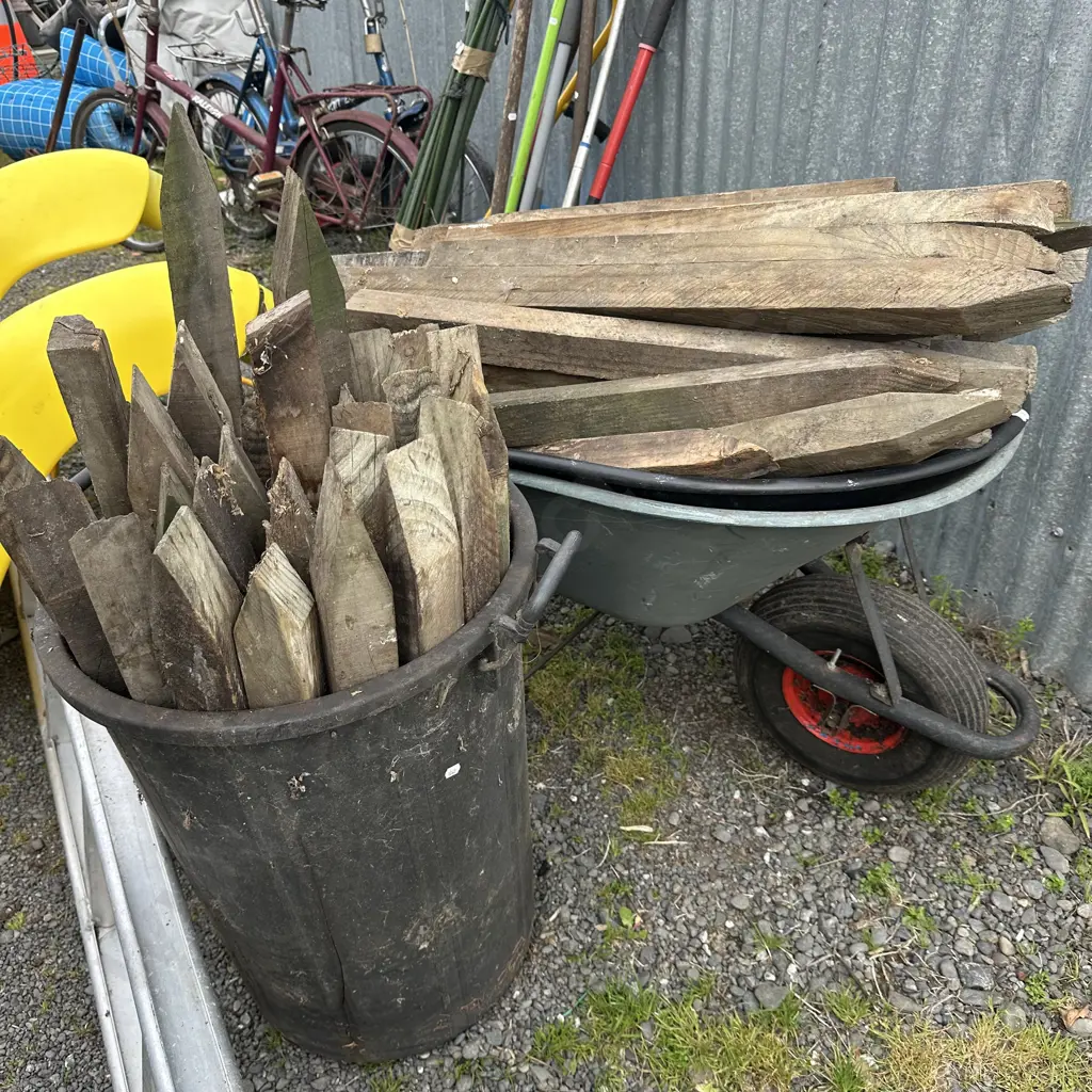 wheel barrow, spare tray and wooden pegs Image 1++