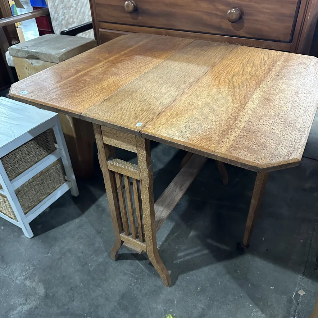 Oak gateleg occasional table Image 1++
