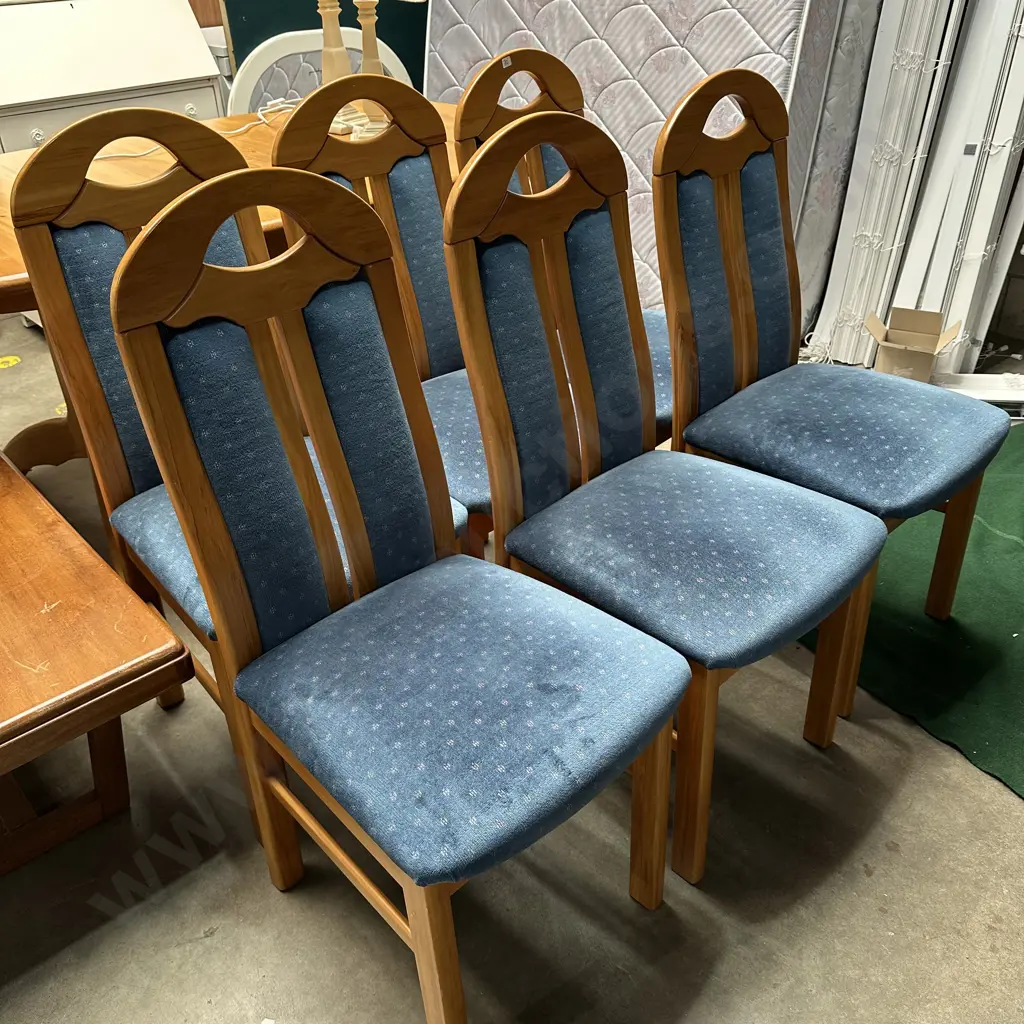 set of solid Rimu chairs x 6 excellent condition Image 1++