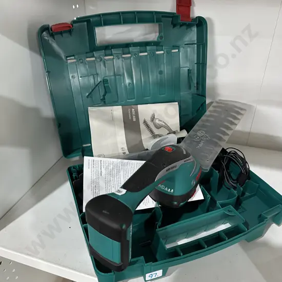 Battery hedge trimmer