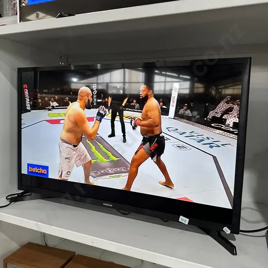 Samsung 32 Inch full HD LED TV. with remote.
