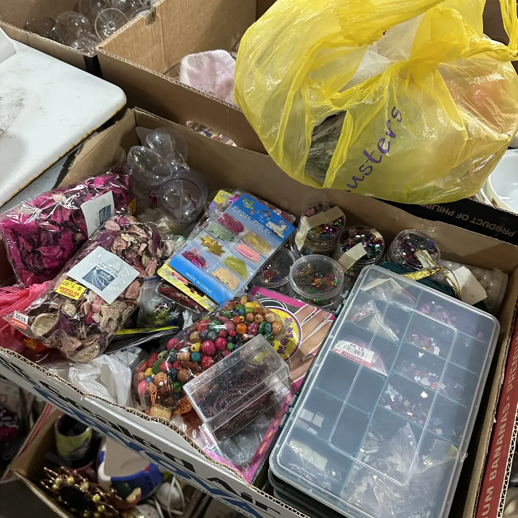 Box of craft items. Image 1++