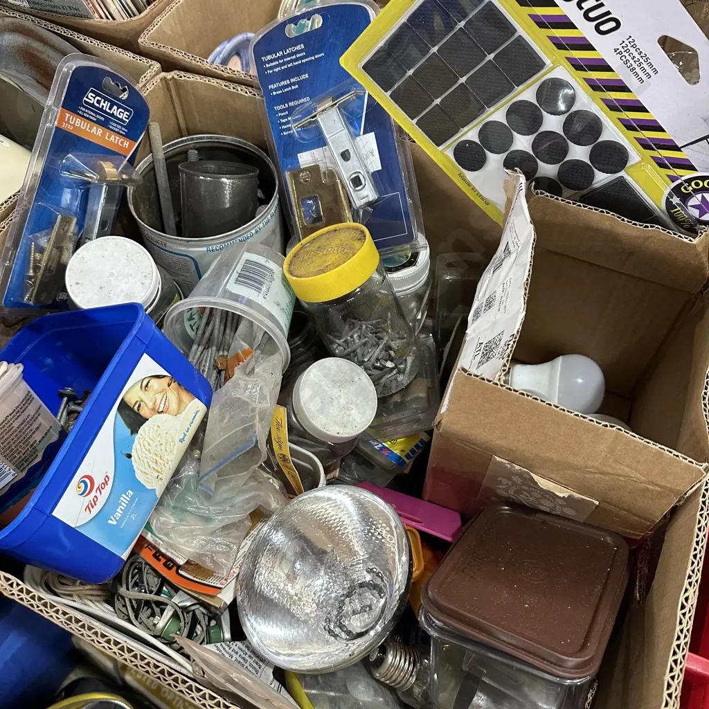 Box of hardware, lamps etc. Image 1++