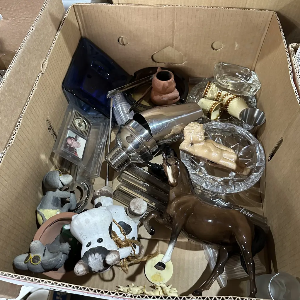 Box of assorted items. Image 1++
