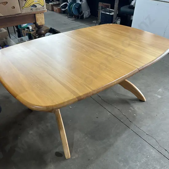 Very tidy solid Heart Rimu extendable dining table