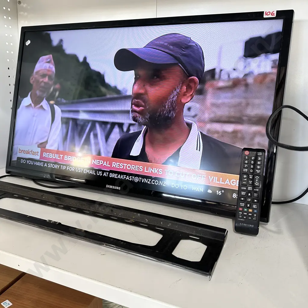 Samsung 32 inch series 4 LED tv with remote. Image 1++
