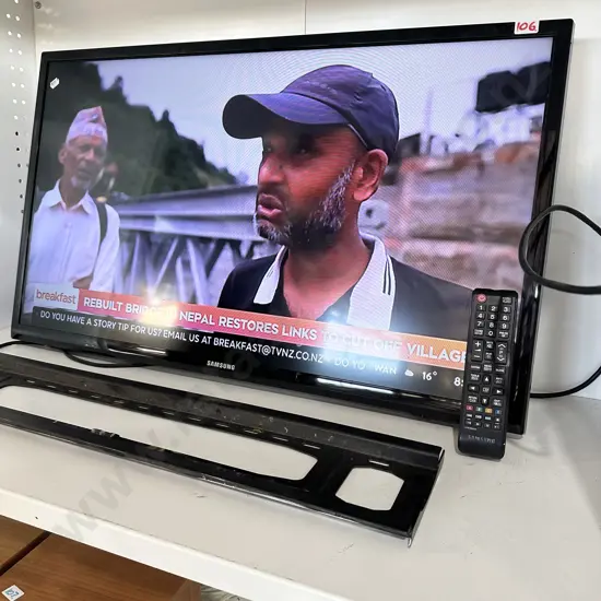 Samsung 32 inch series 4 LED tv with remote.