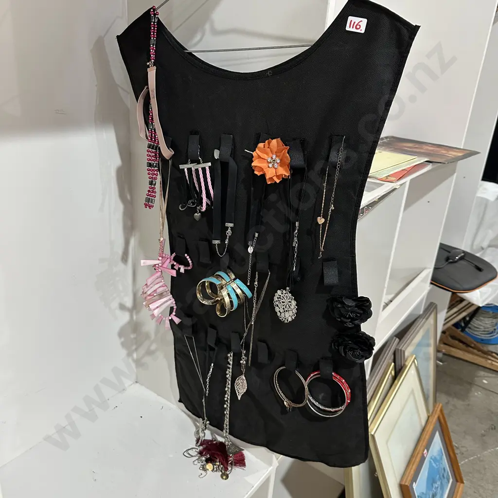 hanging jewellery display Image 1++