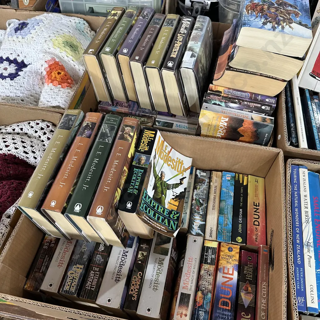 Two boxes of books. Image 1++