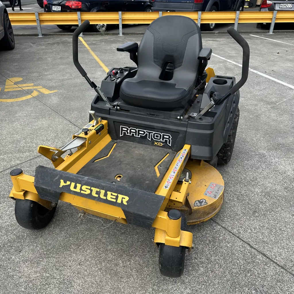 Hustler zero turn mower 2020- excellent condition Image 1++
