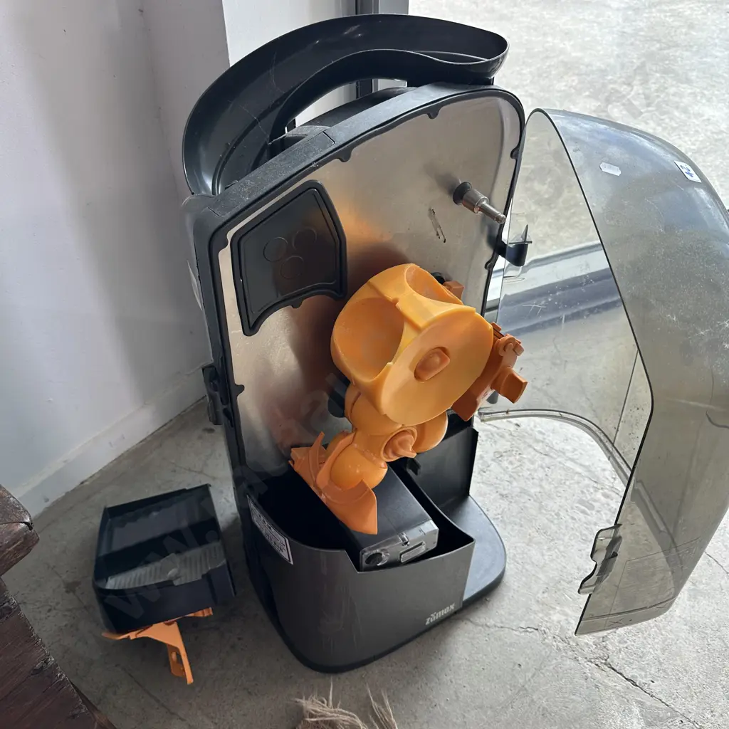 Zumex Minex compact automatic citrus juicer Image 1++