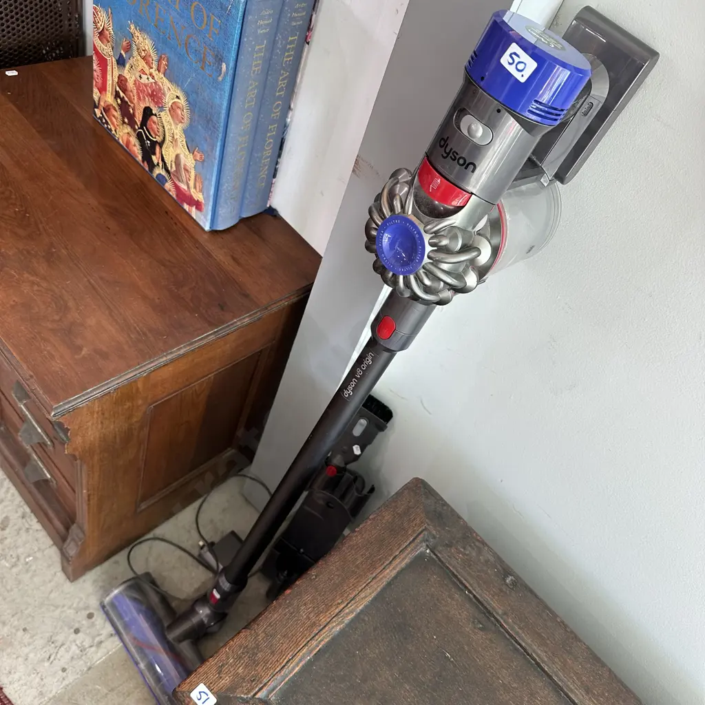 dyson v8 origin vac Image 1++