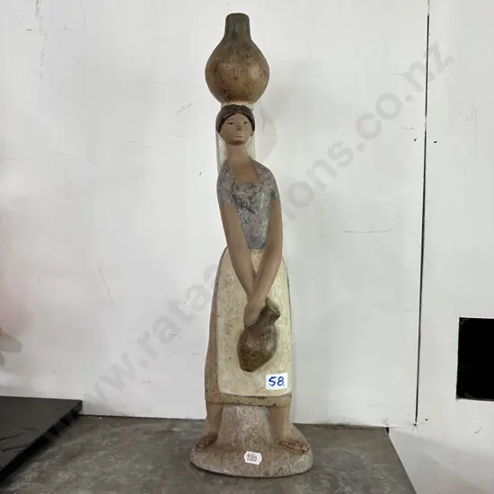 Lladro "girl to the fountain" 46cm