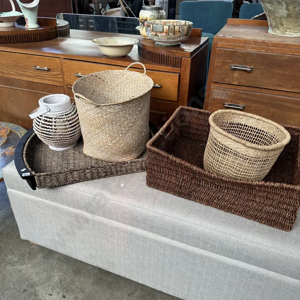 4 baskets and 1 lantern Image 1++