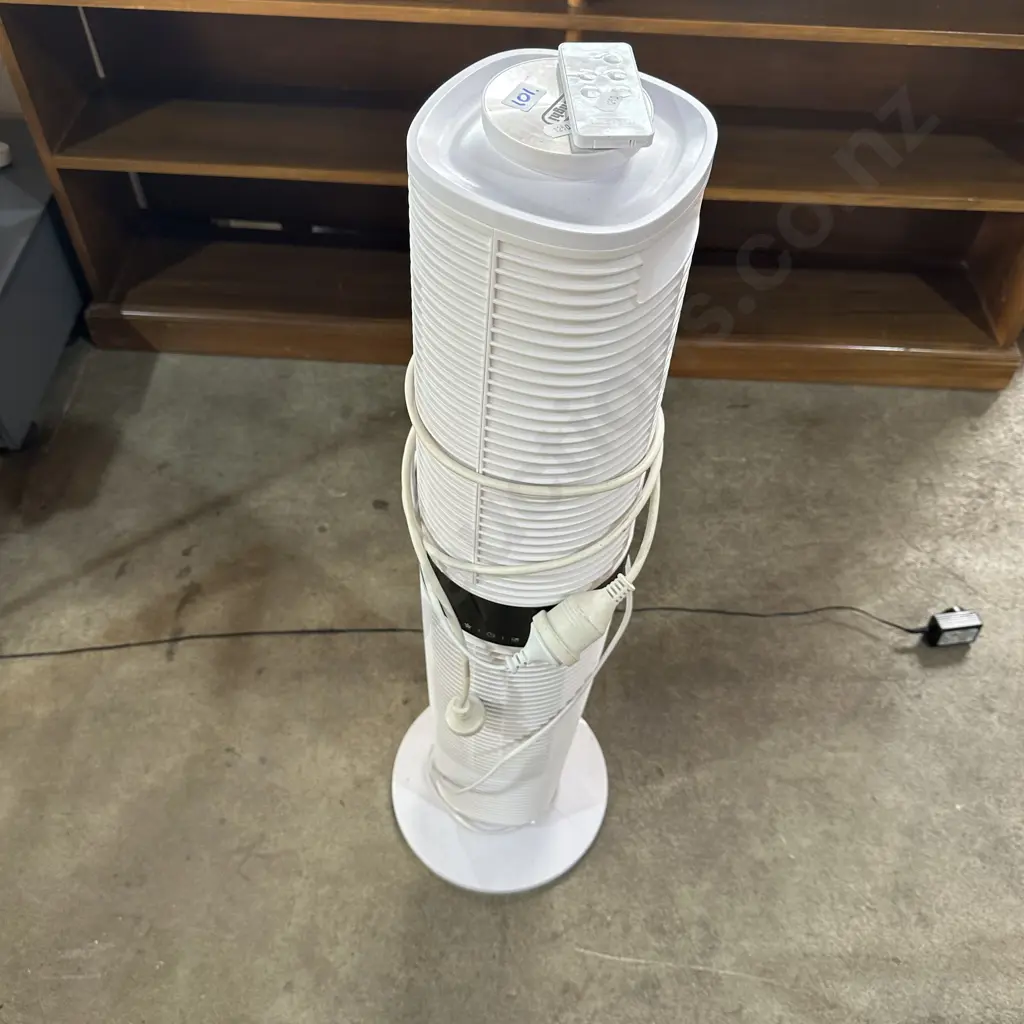 DeLongie tower fan with remote Image 1++