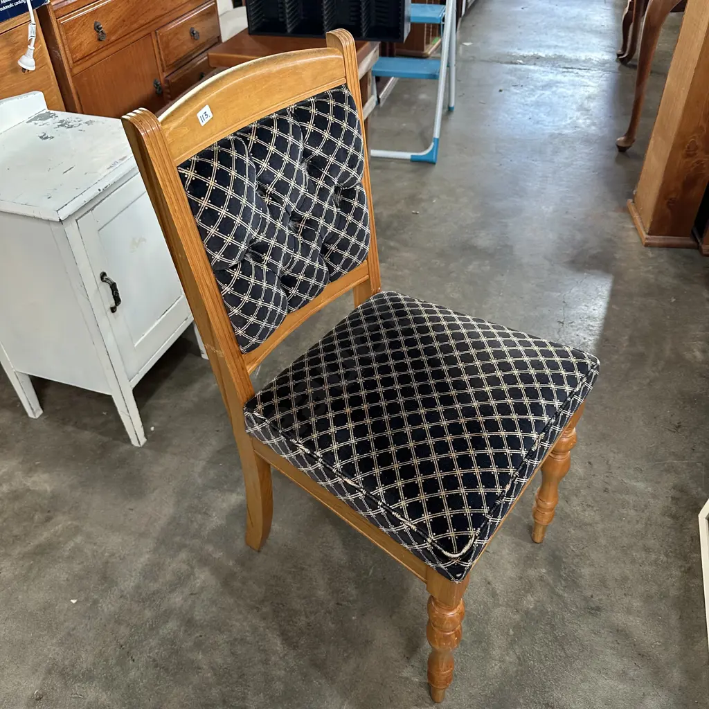 button back Rimu dining chair Image 1++