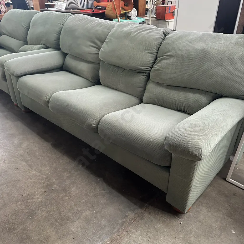 tidy 2 and 3 seater suite Image 1++