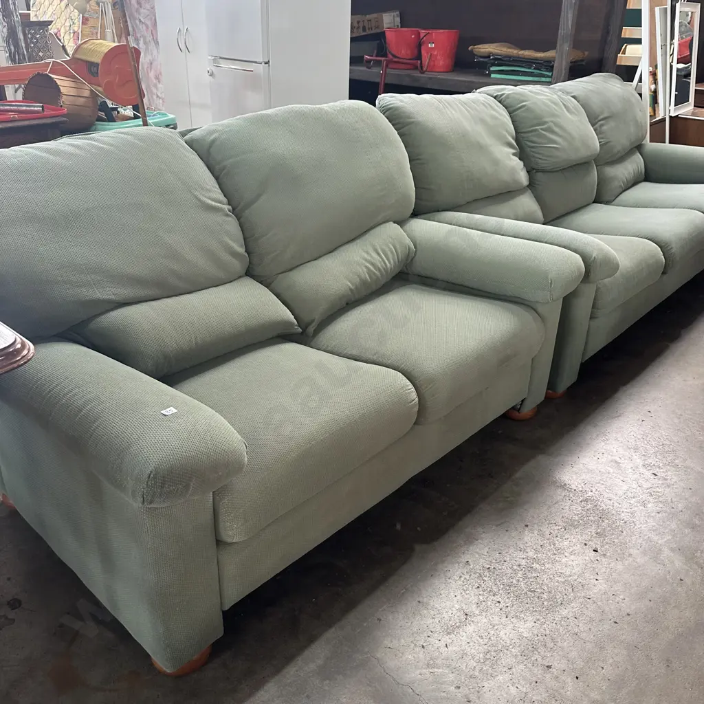 tidy 2 and 3 seater suite Image 1++