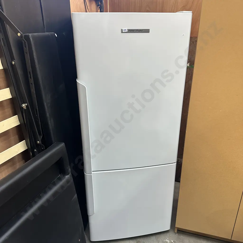 F&P Fridge/freezer. Very tidy. Image 1++