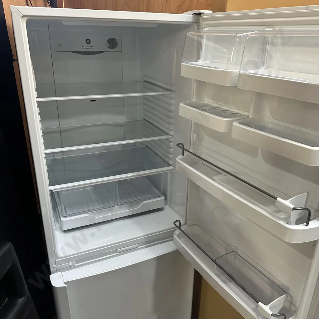F&P Fridge/freezer. Very tidy. Image 1++