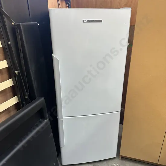 F&P Fridge/freezer. Very tidy.