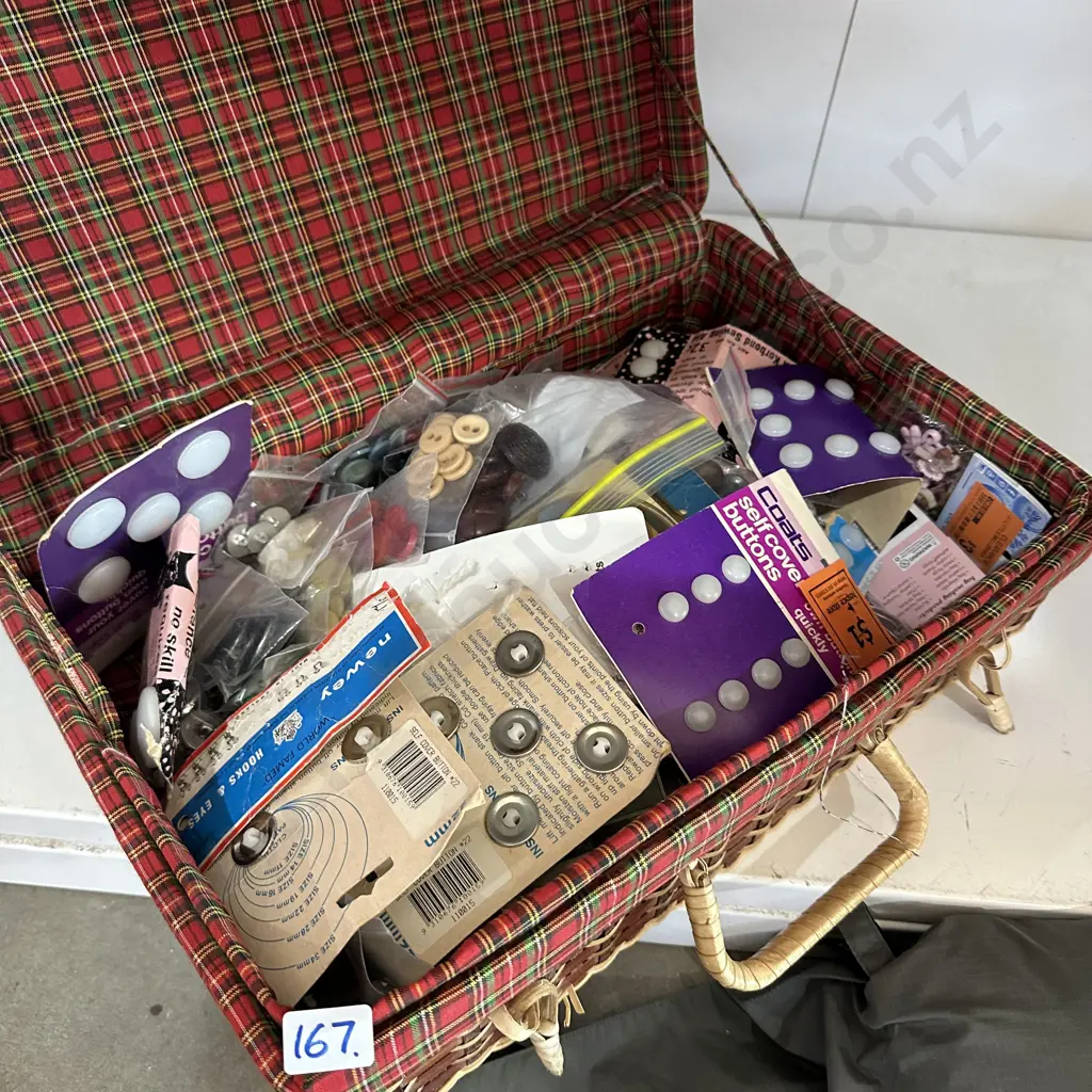 Sewing basket and contents. Image 1++