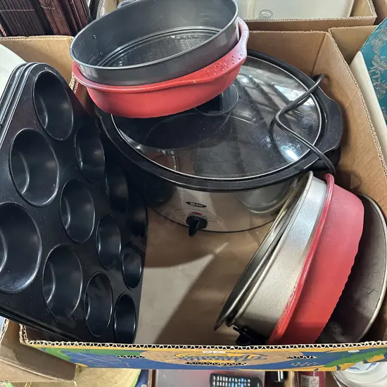 Tidy Slow cooker and bakeware.