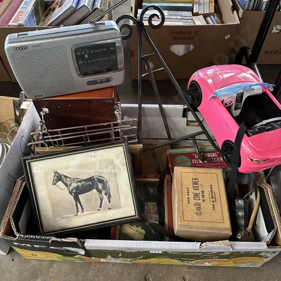 Recipe stand, Phar Lap print, transistor radio etc.